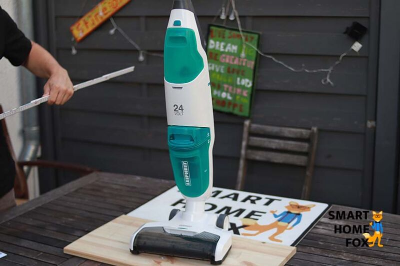 Reinigungstest des Regulus Aqua PowerVac auf Fliesenboden